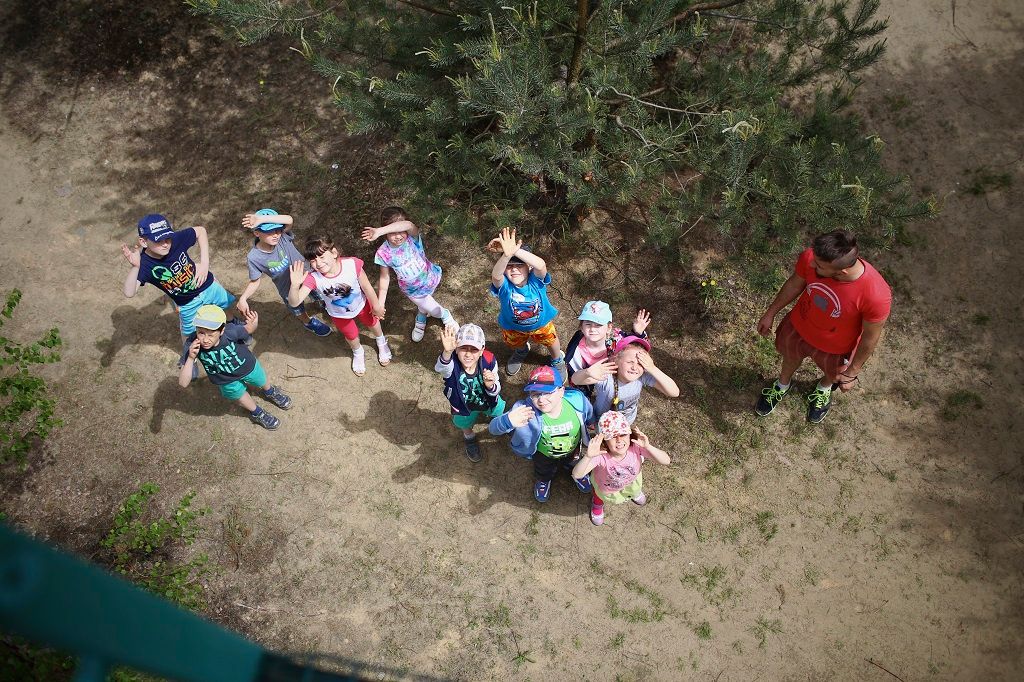 Grupa dzieci podczas zabawy