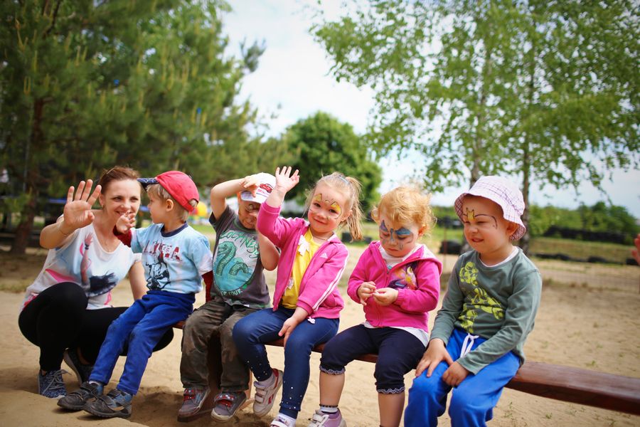 Grupa dzieci na wycieczce w Krainie Przygód